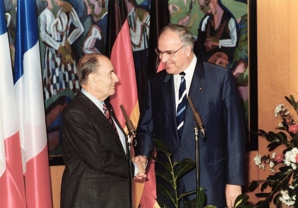 Mitterand Kohl stretta di mano